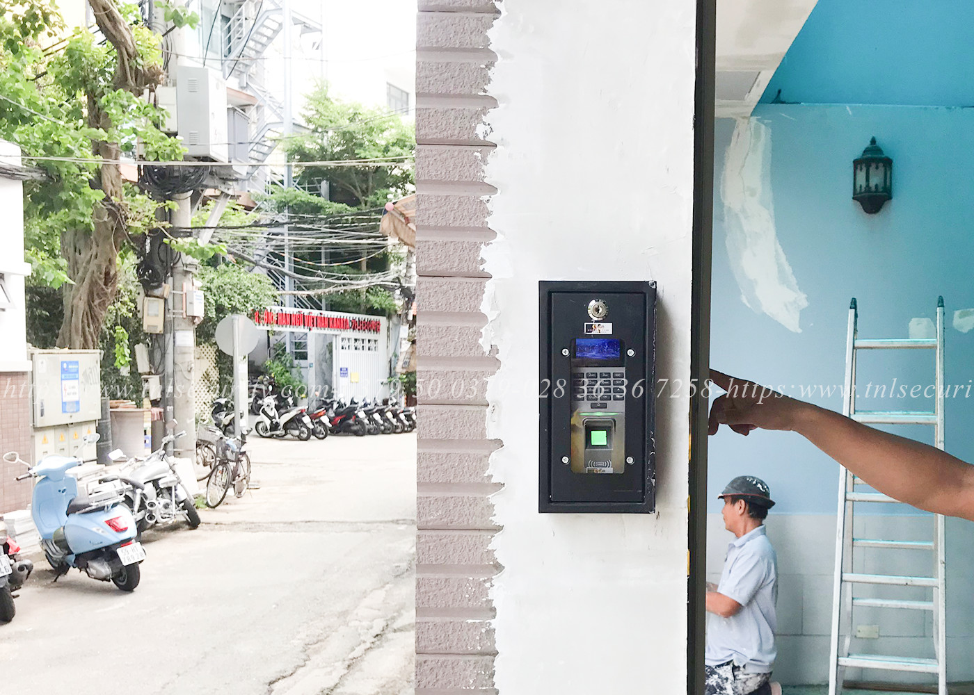 Lap-dat-dau-doc-van-tay-cho-cua-cuon-tai-Tan-Binh